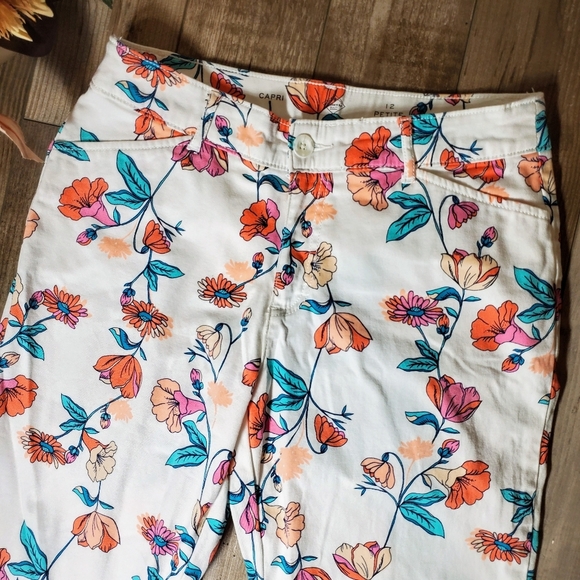 St. John’s Bay Capris Size 12 Petite Secretly Slender Panel White Posie Floral - Picture 15 of 16